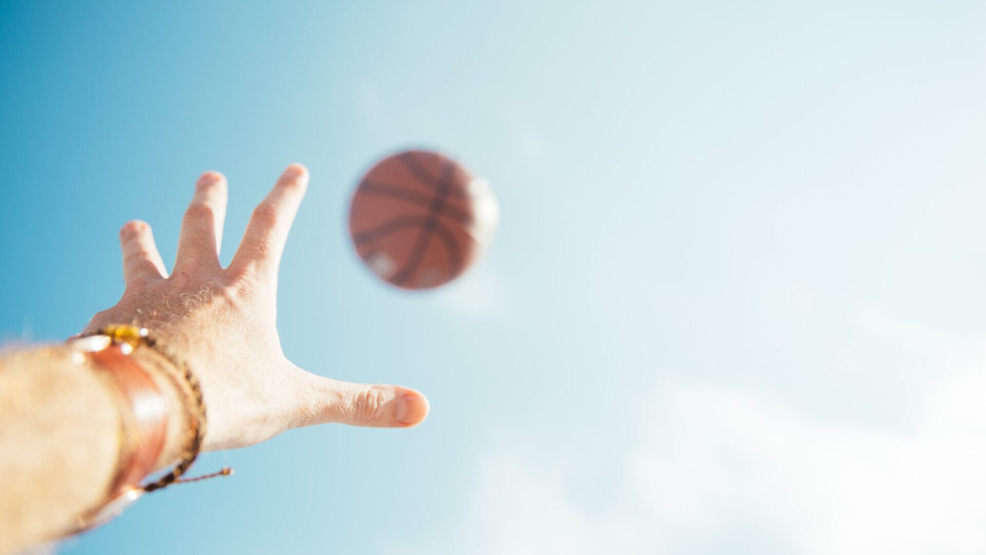 バスケットボールに手を伸ばす